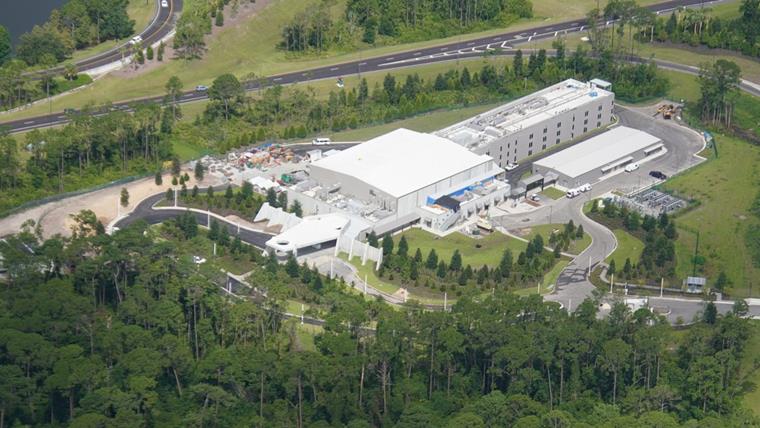 Uma parede e árvores ocultam o exterior do hotel "Star War War" dos visitantes (Figura: @bioreconstruct on Twitter).