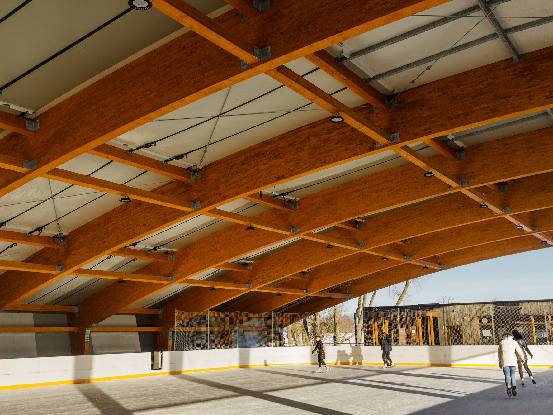 Cobertura da pista de patinagem no gelo ao ar livre, ilha Pasta, Jelgava, Letónia (© Rodentia SIA)