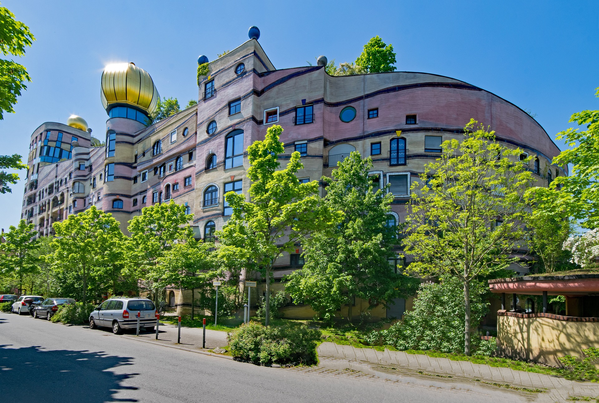 Hundertwasserhaus "Die Waldspirale" em Darmstadt: o telhado verde é claramente visível