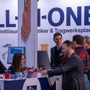 Cena animada de evento capturando a atmosfera energética da BAU no seu terceiro dia