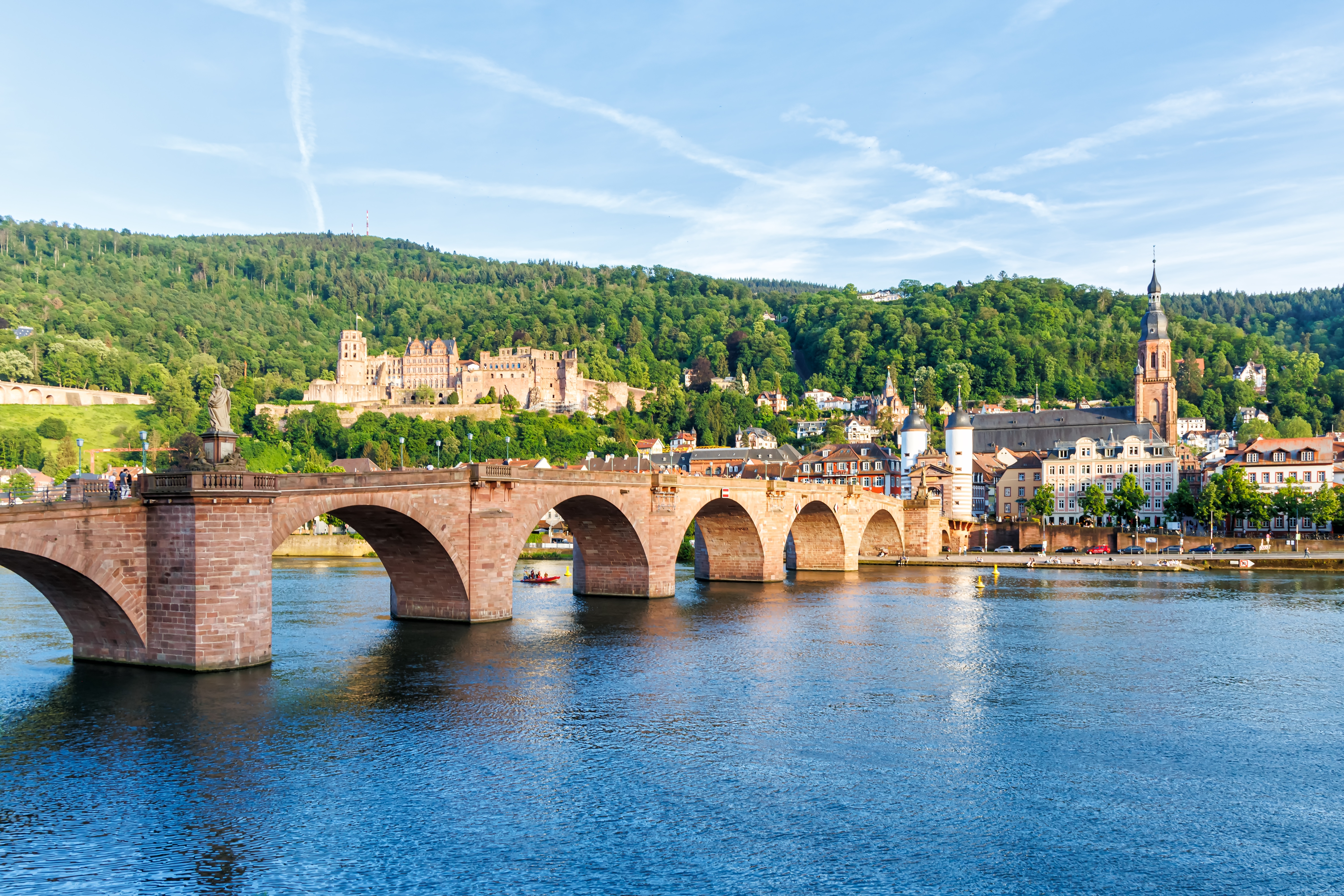 Heidelberg com castelo histórico, rio Neckar e ponte icónica de centro histórico sob céu azul