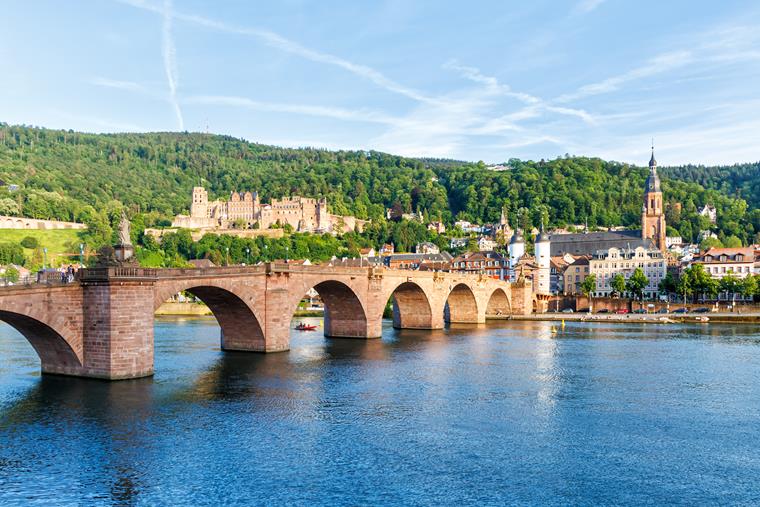 Heidelberg com castelo histórico, rio Neckar e ponte icónica de centro histórico sob céu azul