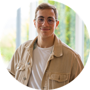 Foto de retrato do COO Daniel numa faixa com informações de contacto e endereço de e-mail.