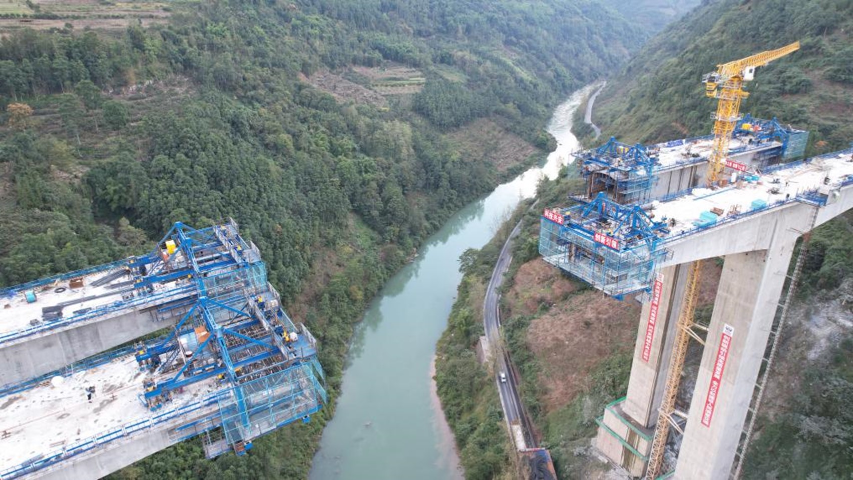Ponte sobre o rio Mabian em construção com equipamento móvel e plataforma de suspensão