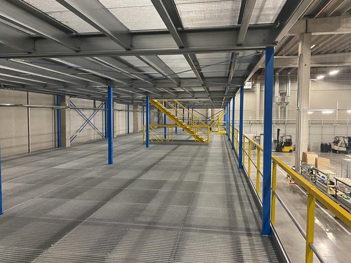 Piso intermédio de mezanino de aço da ALMACON Storage Systems BV, adequado para as exigências de carga elevadas.