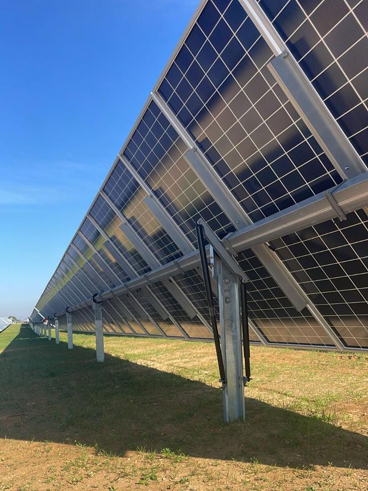 Detalhe de rastreadores solares (© Axial Structural Solutions)