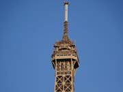 Torre de transmissão na Torre Eiffel demonstrando tecnologia de comunicação moderna numa estrutura icónica.