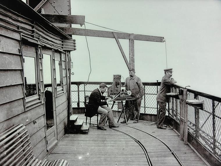 Primeiras tentativas de comunicação por rádio na Torre Eiffel, mesmo em frente ao escritório de Eiffel na terceira plataforma, fotografia tirada por volta de 1890.