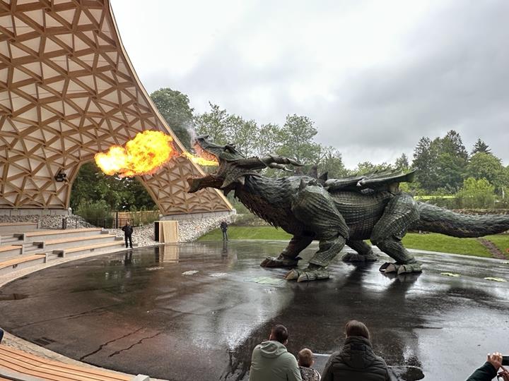 Dragão de Furth, o maior robô ambulante do mundo, desenvolvido para movimentos impressionantes.