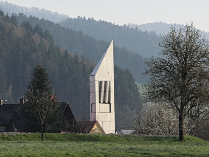 Torre de sino de madeira com elementos arquitetónicos modernos