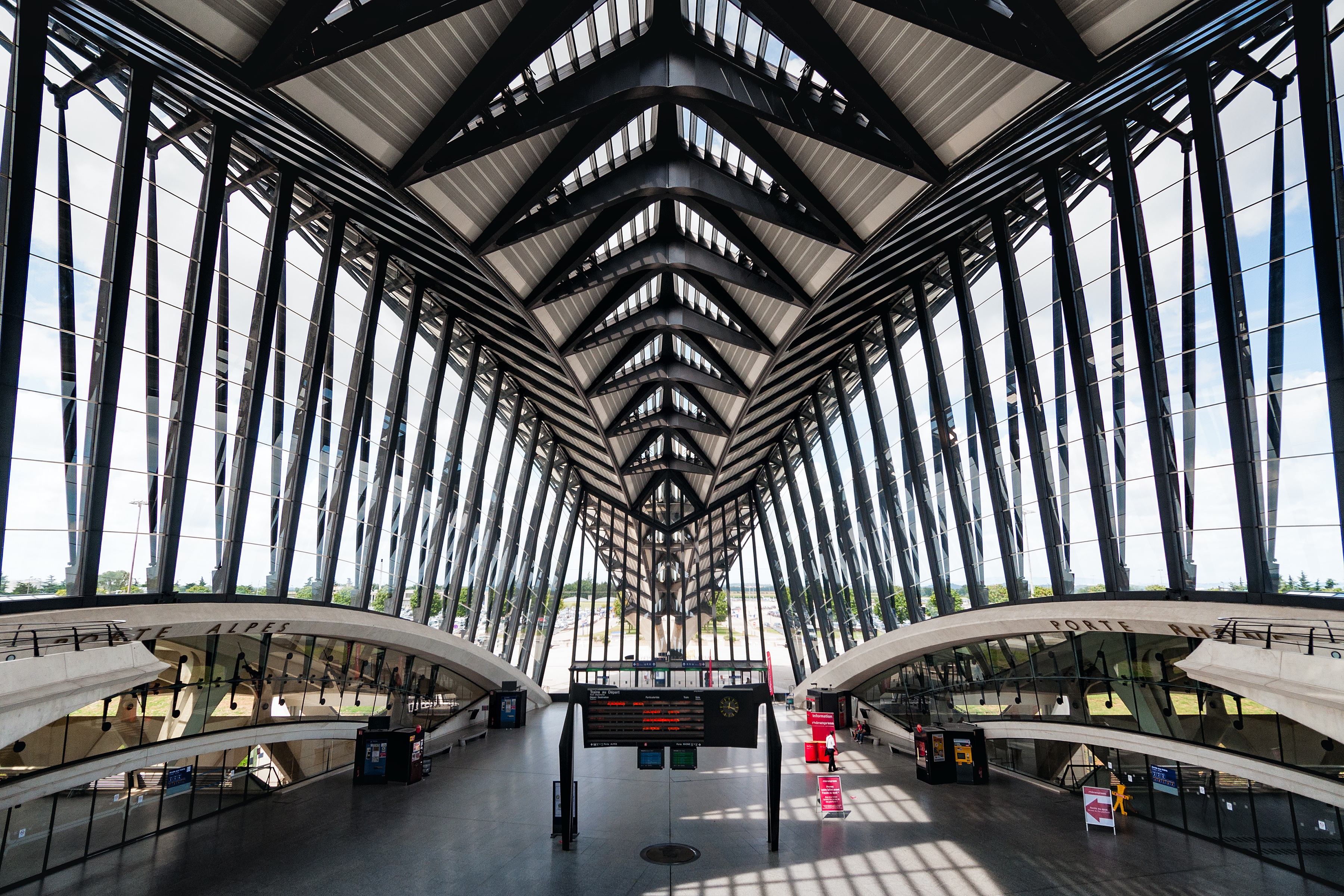 Vista interior de uma estação ferroviária em Lyon, França, projetada por Calatrava.