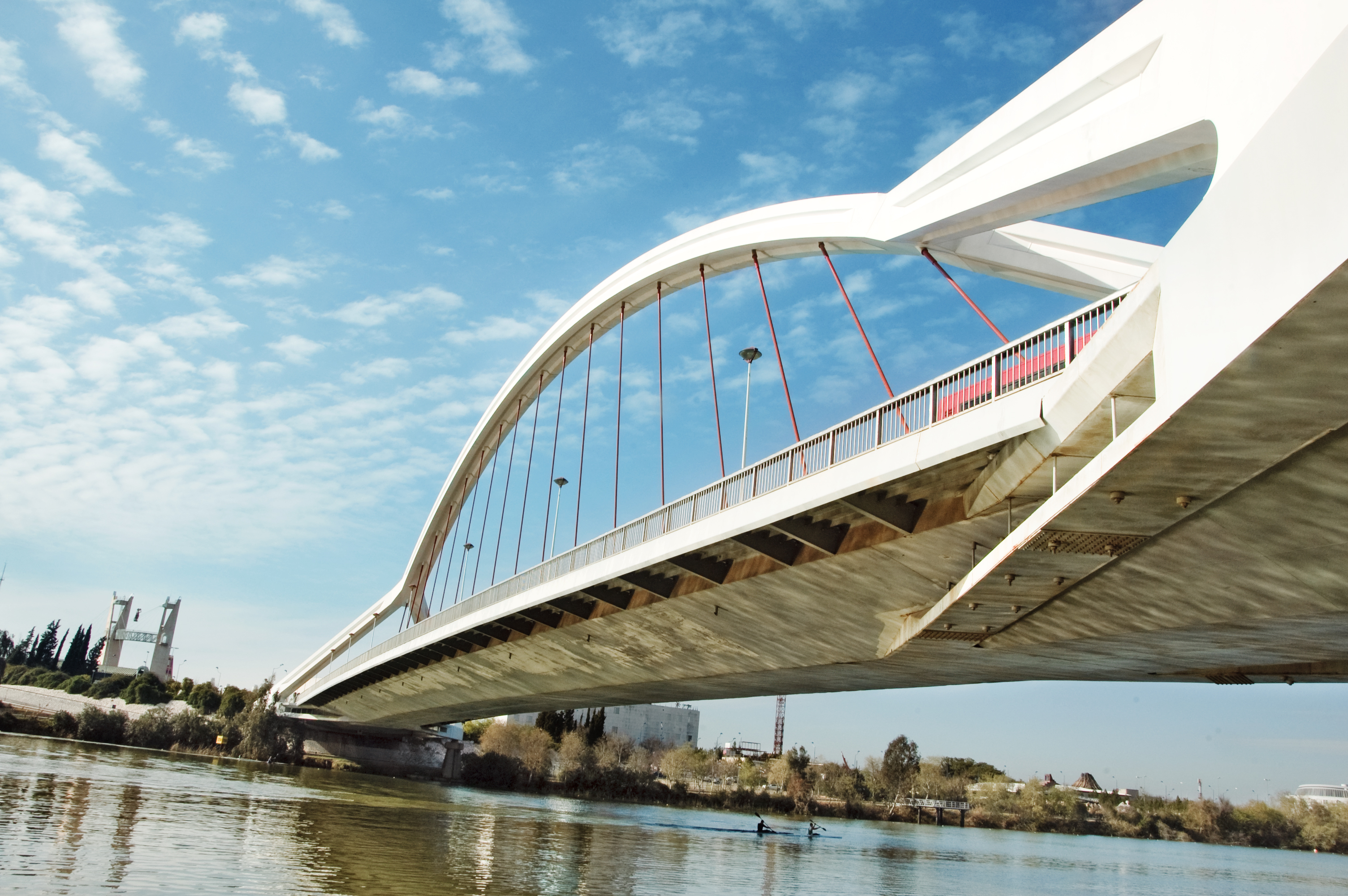 Ponte Barqueta em Sevilha, projetada por Santiago Calatrava | Foto: nito na shutterstock.com