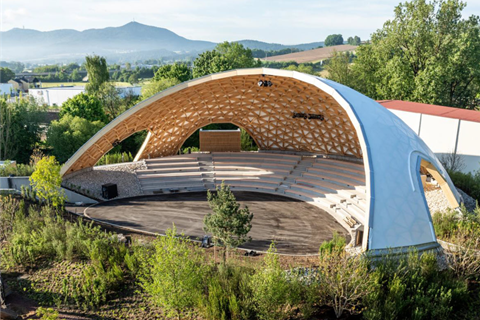 Casca de grelha de madeira do Park Arena Furth im Wald, Alemanha, peça central da exposição de jardinagem estatal de 2025, com 450 lugares.