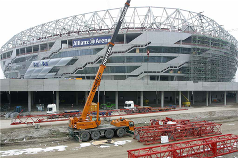 Fachada de parede da Allianz Arena em Munique com estrutura de aço e almofadas de folha, caracterizada por um design elíptico.