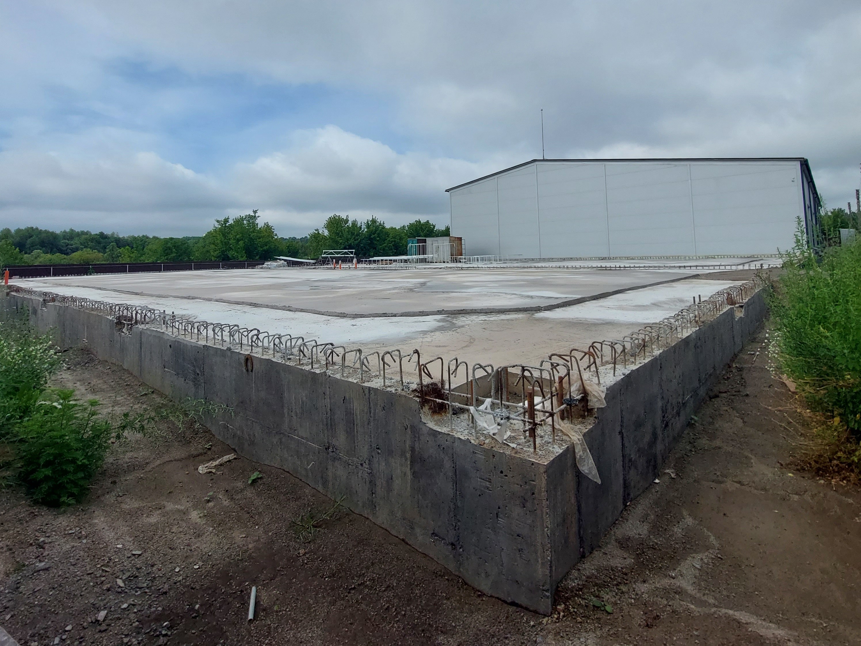 Visualização detalhada da armadura para uma laje de piso com foco na área de ligação.