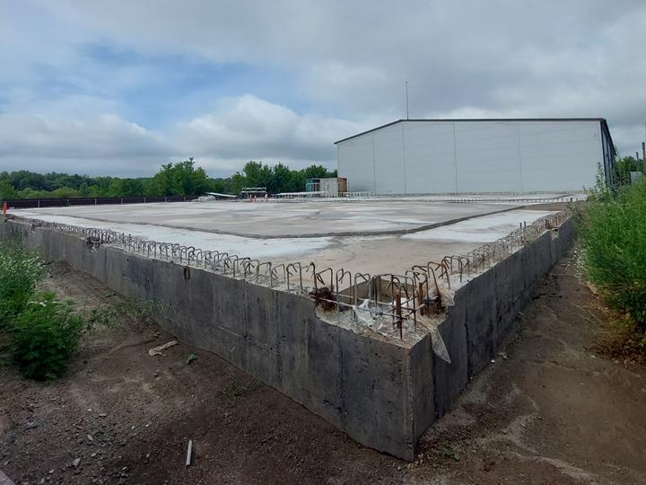 Visualização detalhada da armadura para uma laje de piso com foco na área de ligação.