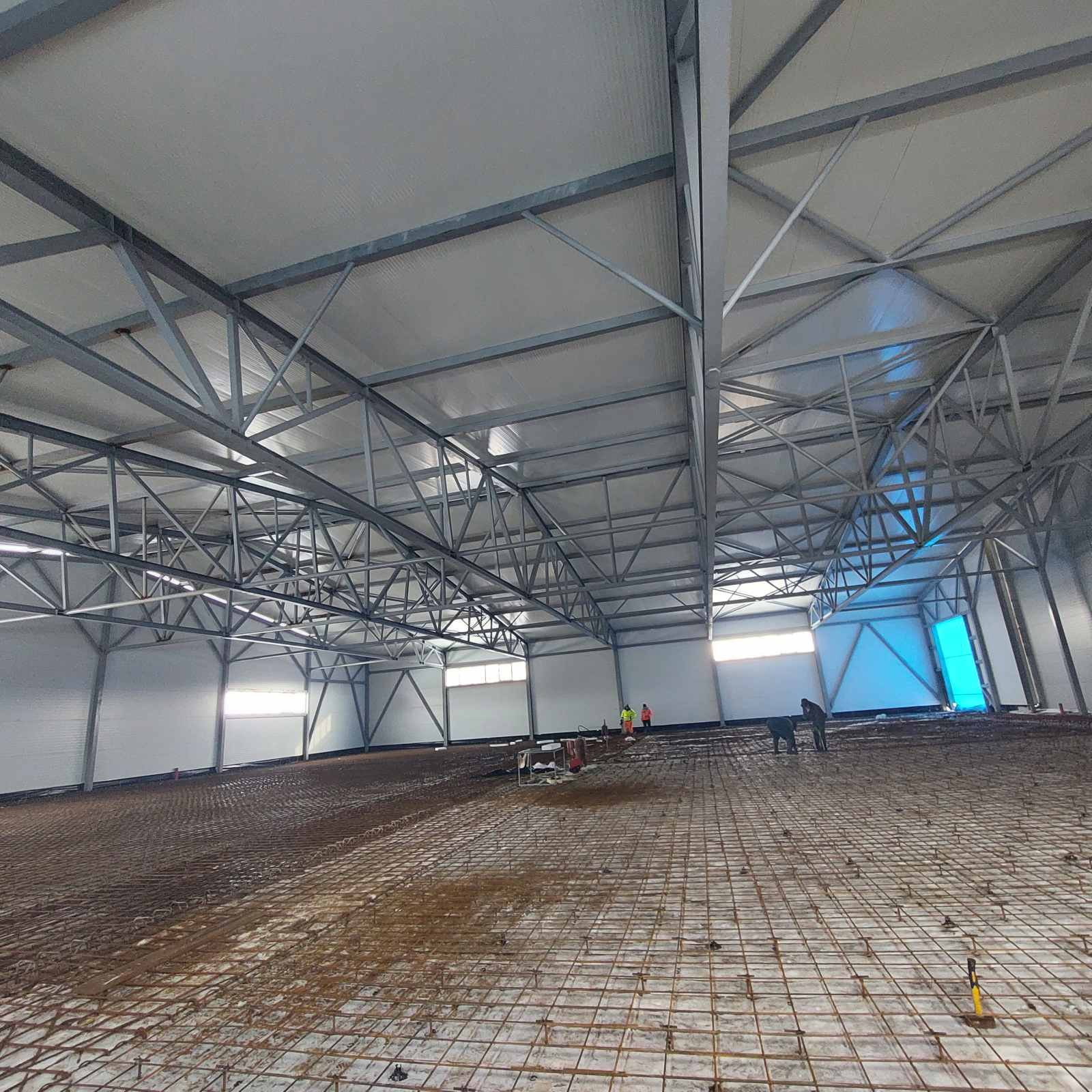 Vista de uma laje de piso com armadura gerada num estaleiro de construção. As barras de armadura estão dispostas em malha apertada.