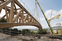 Instalação de ponte pedonal de madeira. Projeto impressionante de construção em madeira com análise estrutural avançada.