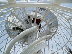 Vista detalhada de uma torre com diagonais e ligações visíveis