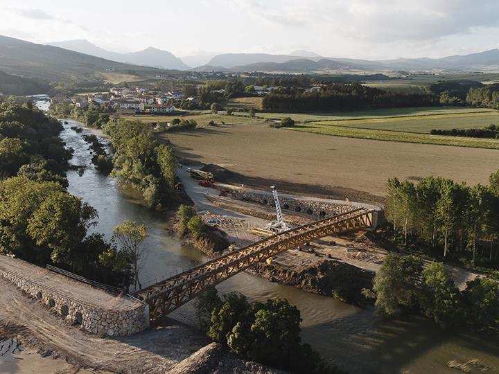 Vista da ponte de madeira sobre o rio Arakil, em Navarra, a mais longa do mundo, dimensionada pela Madergia.