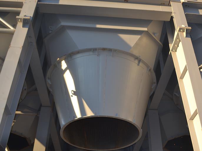 Vista detalhada de uma abertura de descarga de silo numa instalação industrial. Foto de PPVP KARKAS.