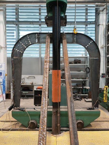 Pórtico de aço no modelo estrutural mostrando a análise estrutural para cálculos de engenharia