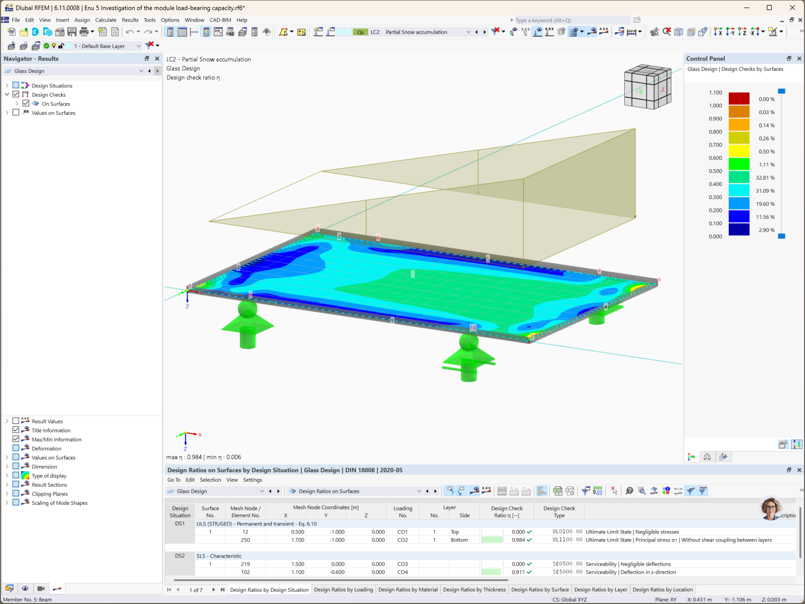 A imagem ilustra a análise de um painel solar de vidro no RFEM 6, focando na sua utilização estrutural sob condições de carga parcial de neve.