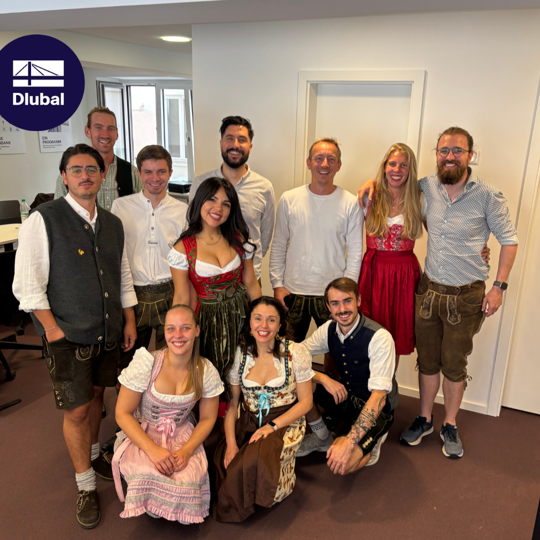 Membros da equipa de Munique trajados com roupas tradicionais da Baviera celebrando a herança cultural.