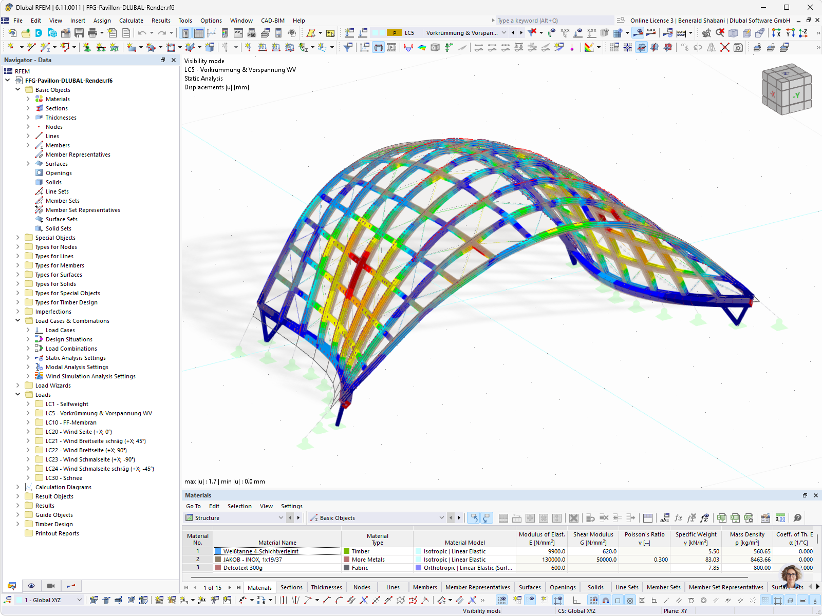 Detalhe da curvatura inicial e pré-esforço numa estrutura de madeira