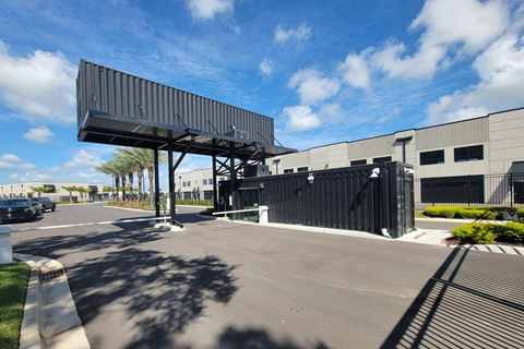 Perspetiva traseira de uma estrutura modular de contentor, mostrando detalhe de construção.