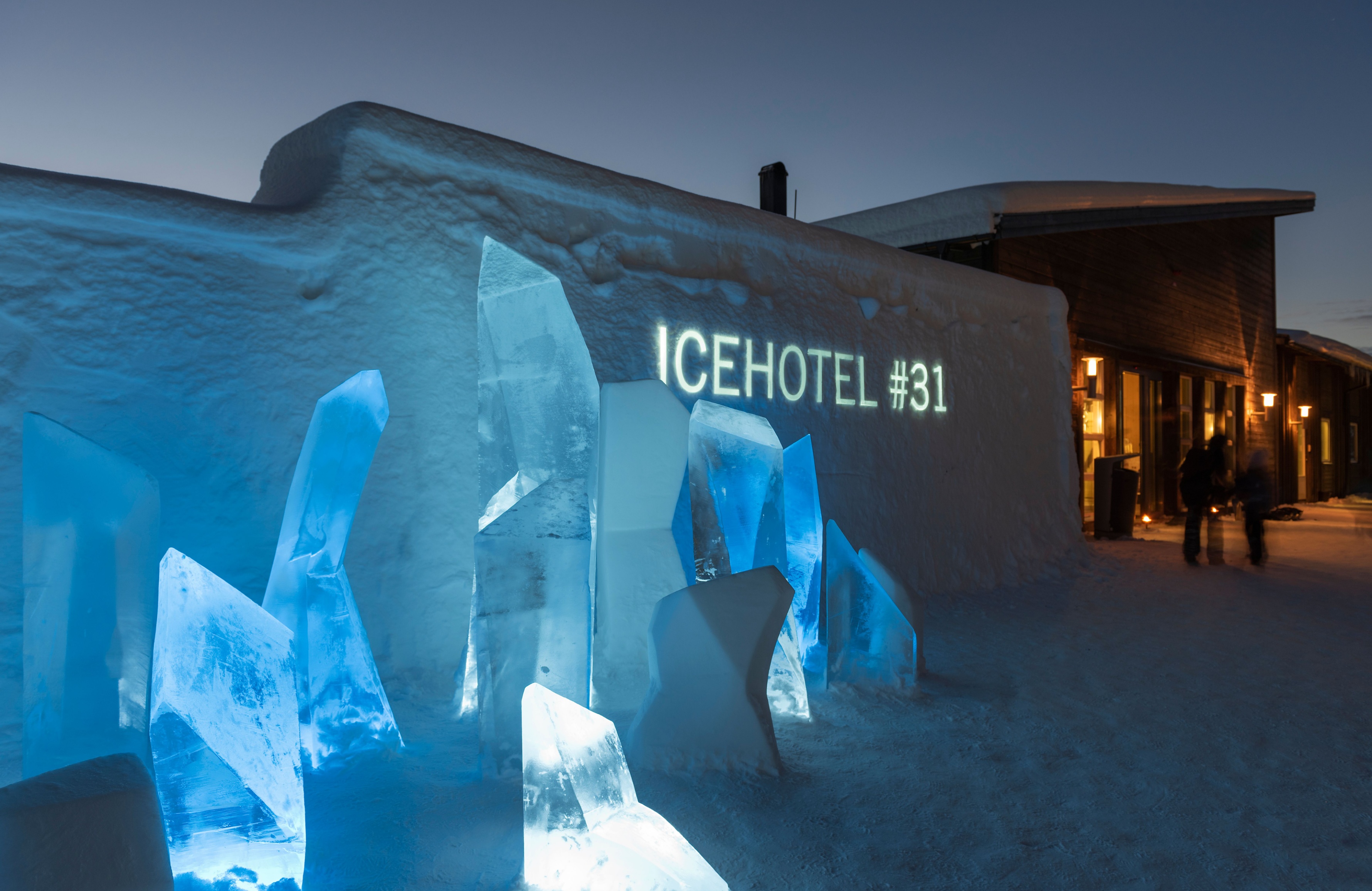 Icehotel de neve e esculturas de gelo em Lapónia, Suécia, rodeado de ambiente de inverno