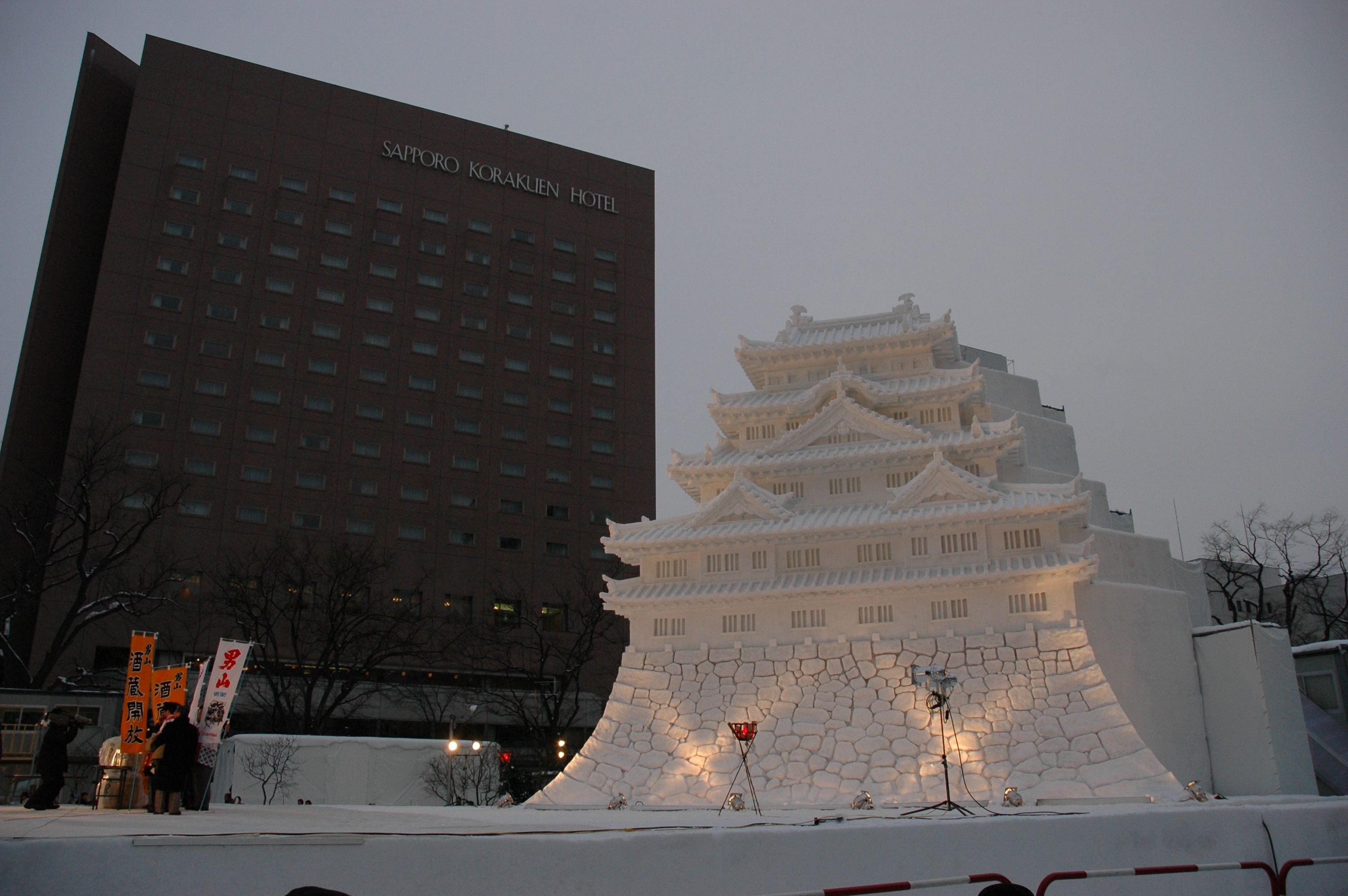 Escultura de gelo impressionante em forma de templo num festival japonês