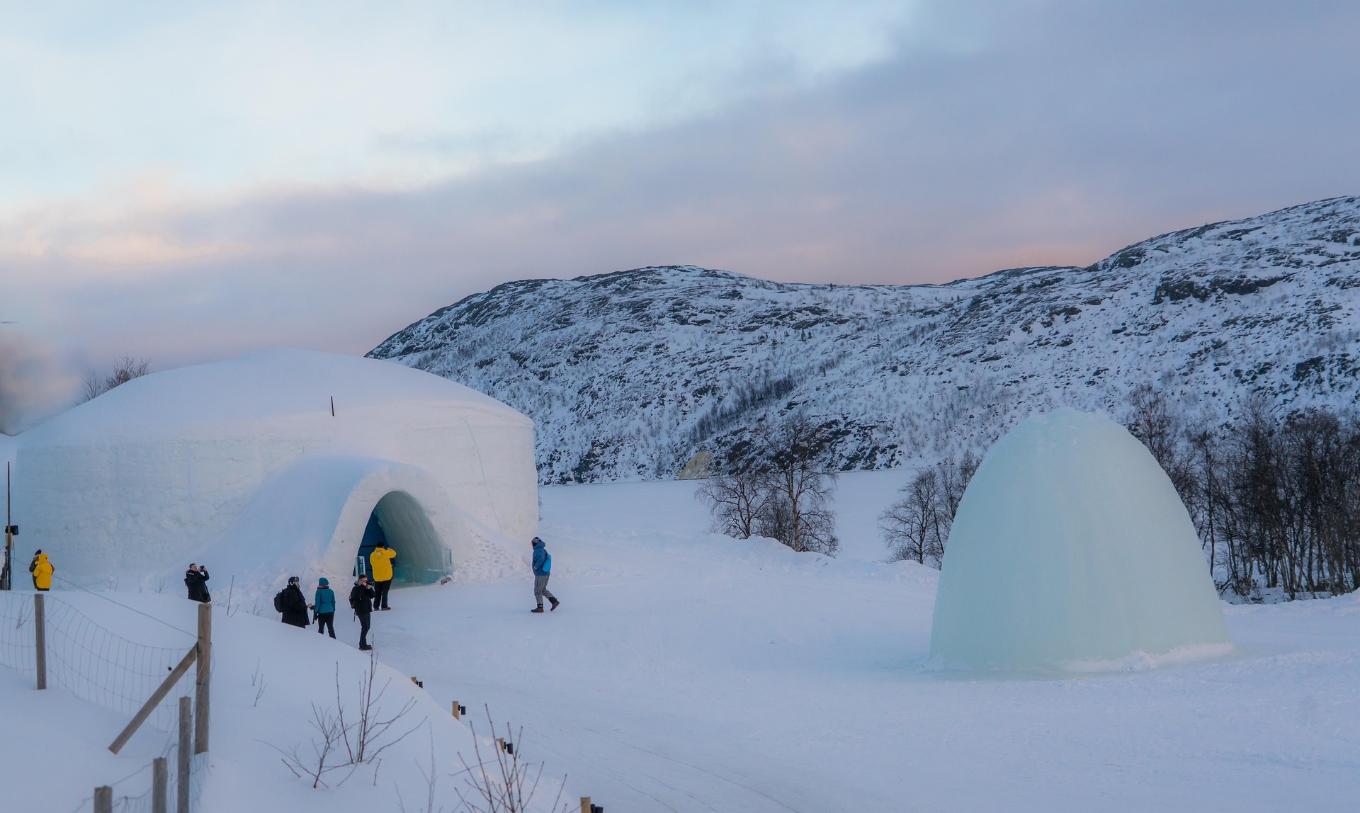 Iglu tradicional de neve, com uma apresentação impressionante de uma paisagem invernal.