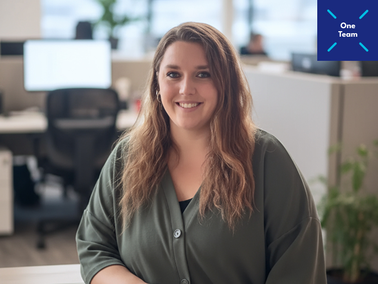Retrato de mulher com cabelo grisalho e blusa azul clara