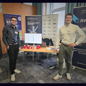 Equipa da Dlubal Software no stand da feira no congresso de comunicações móveis em Erfurt