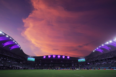 Vista do estádio de Mazatlán durante um jogo, mostrando a arquitetura do local com as suas estruturas modernas.