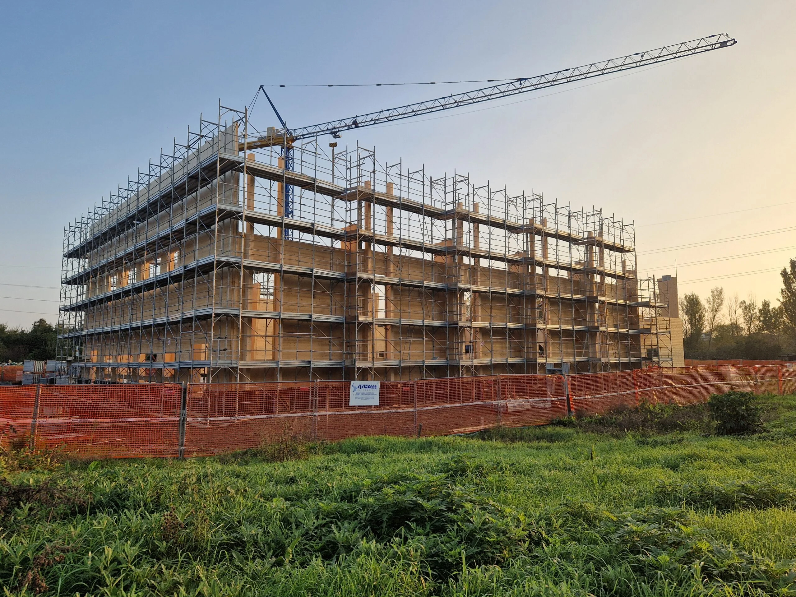 Construção do pavilhão desportivo “Corni” em Modena com elementos arquitetónicos modernos