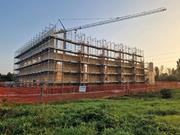 Construção do pavilhão gimnodesportivo "Corni" em Modena, com elementos arquitetónicos modernos.