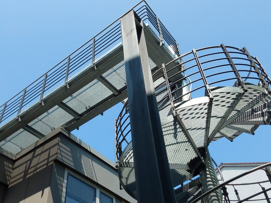 Escada de aço projetada para Igreja Evangélica em Munique, destacando engenharia complexa por Sagbo Ingenieure.