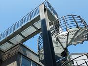 Escada de aço projetada para Igreja Evangélica em Munique, destacando engenharia complexa por Sagbo Ingenieure.