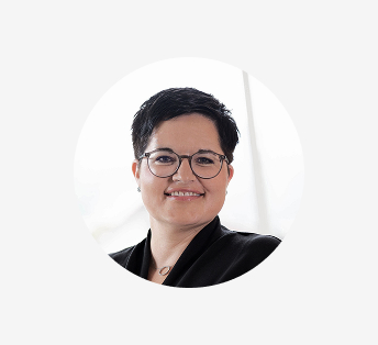 Foto de Tanja Schneider, funcionária de uma empresa usando vestuário formal