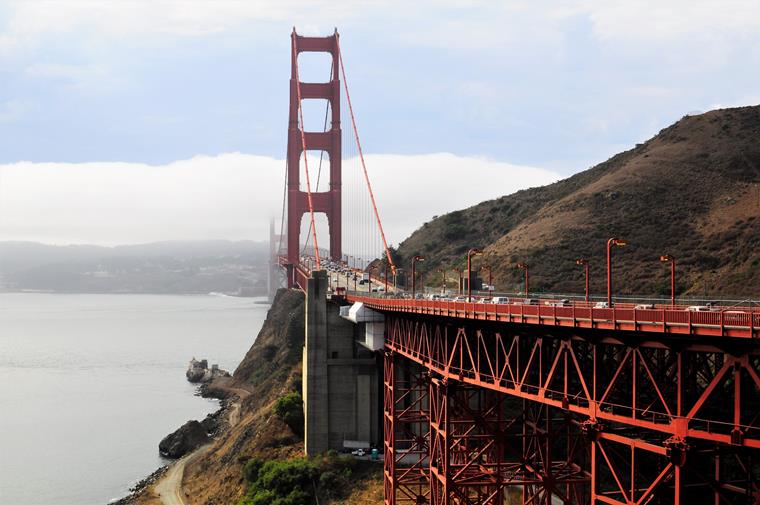 Ponte Golden Gate em São Francisco iluminada por um pôr do sol impressionante