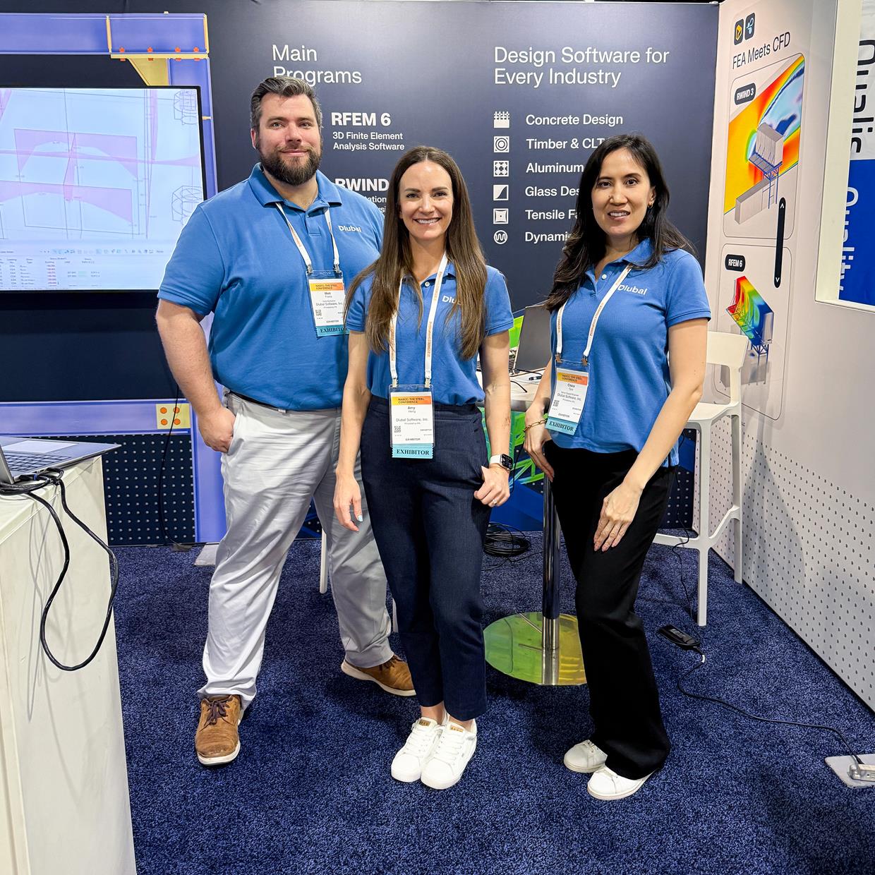 A equipe da Dlubal Software, incluindo Amy Heilig, Cisca Tjoa e Matt Frantz, está presente em seu estande durante uma conferência em Atlanta.