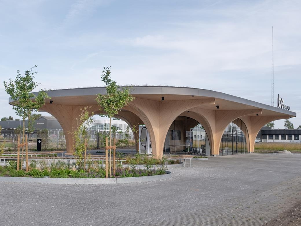 Projeto moderno de engenharia de madeira de uma estação de carregamento na Dinamarca por Ergodomus Timber Engineering.