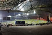 Vista interior do Estádio Olímpico de Munique com uma visão da marcante estrutura do telhado.