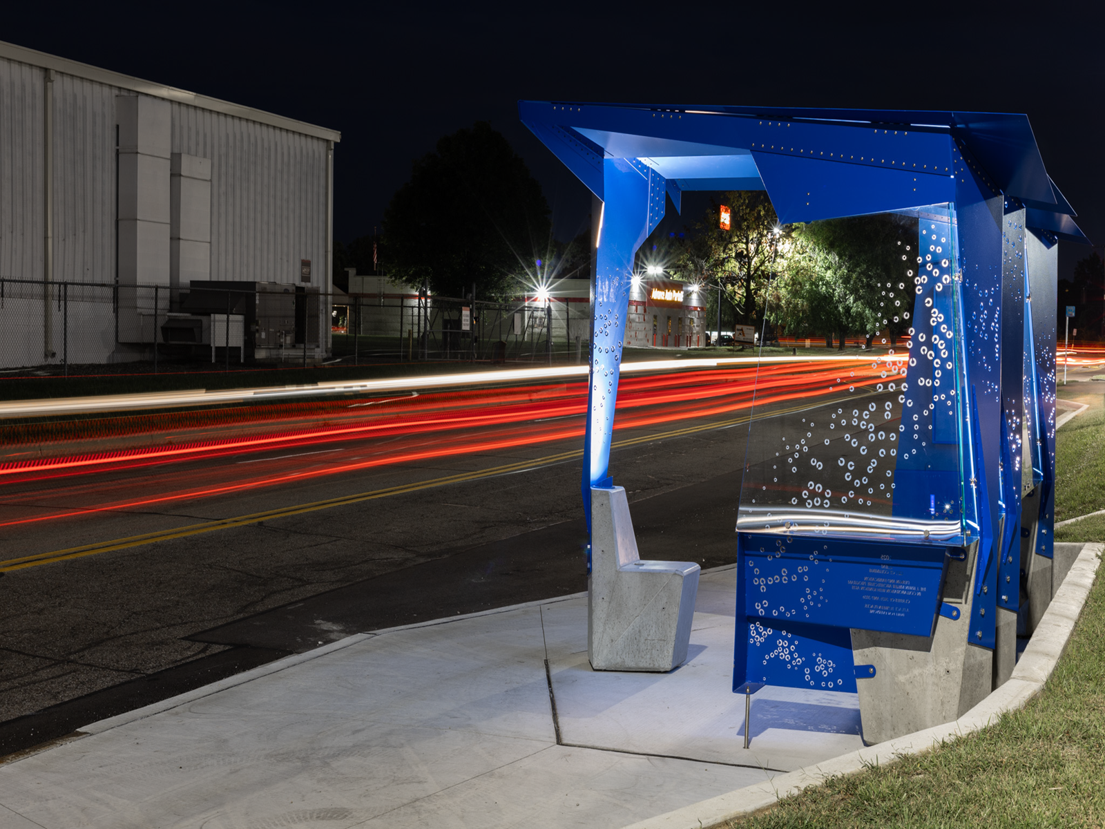 Vista de uma paragem de autocarro moderna em Columbus, EUA, com um design único.