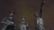 Uma estátua que homenageia o uso de mão de obra na construção do Miller Park.