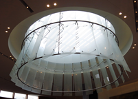 Стеклянная люстра в торговом центре Keystone, США (© STUTZKI Engineering)
