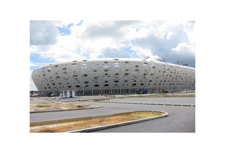 Außenansicht des Stadions während der Bauphase (© formTL)
