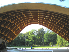 Theaterbühne unter dem gewölbten Holzdach (© Ing. Šrůtek)